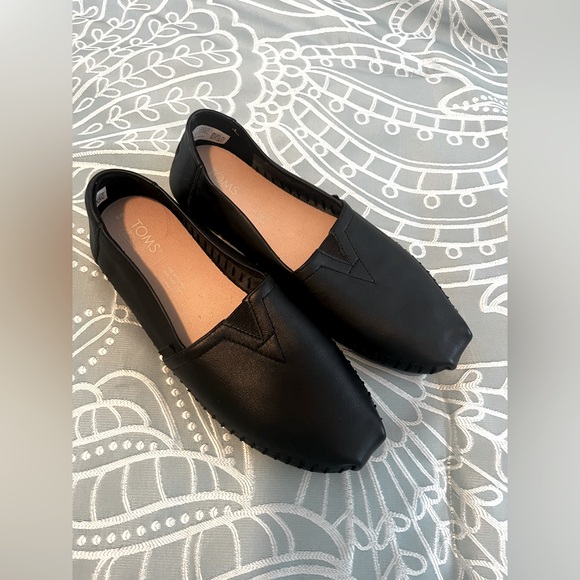 TOMS Leather Women's Classic Black Loafers - Picture 1 of 5